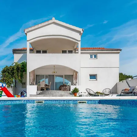 Pet Friendly In Holiday home Lozovac
