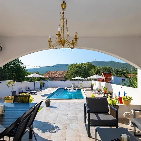 Pet Friendly In Lozovac
